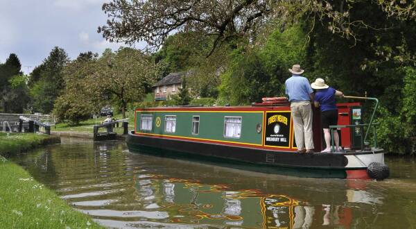 couple learning how to drive a canal boat