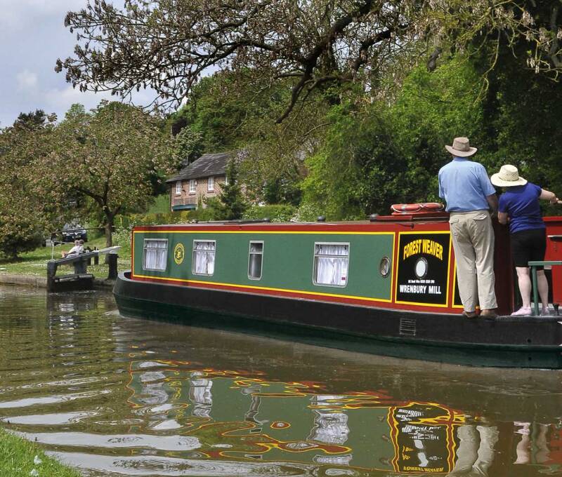 couple learning how to drive a canal boat