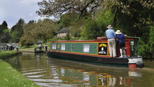 couple learning how to drive a canal boat