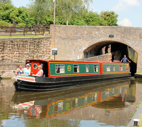 canal boat trips from stone